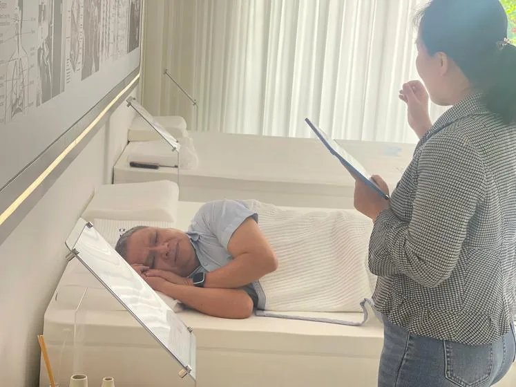 Khách nằm nghiêng trải nghiệm Nệm AI cùng Sleep Consultant