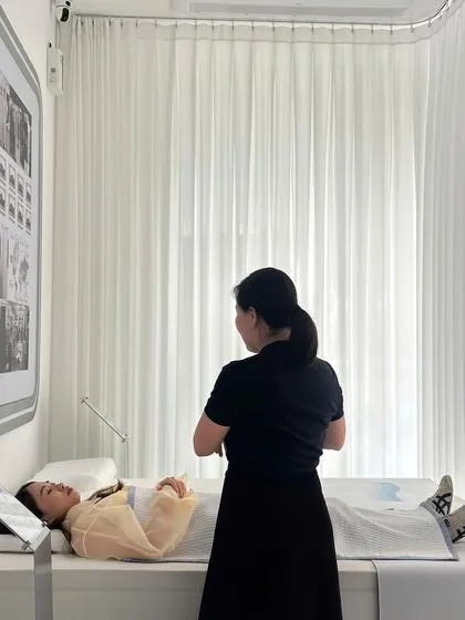 Khách nằm trải nghiệm Nệm AI cùng Sleep Consultant