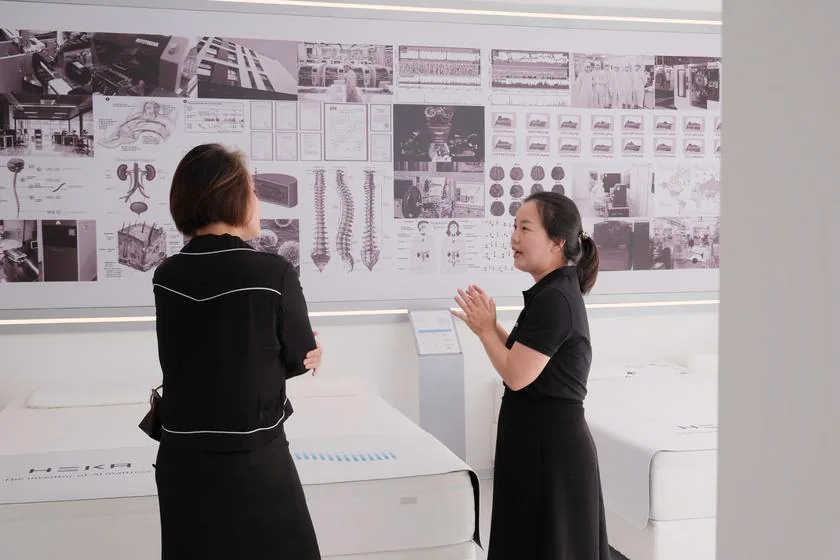 Khách trao đổi cùng Sleep Consultant bên tường thông tin R&D