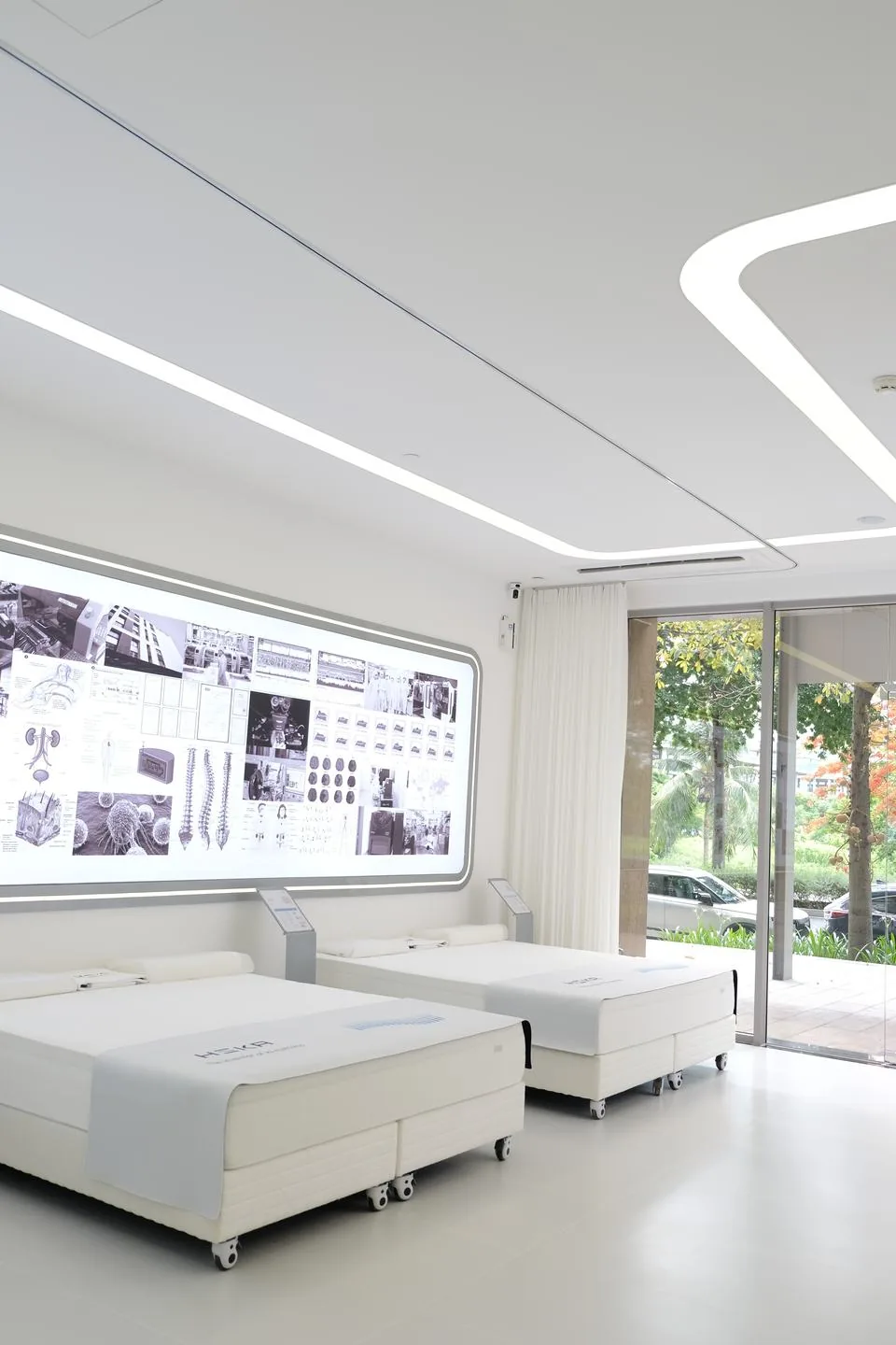 Không gian trưng bày Nệm AI với tường thông tin R&D tại HEKA Experience Center Sala