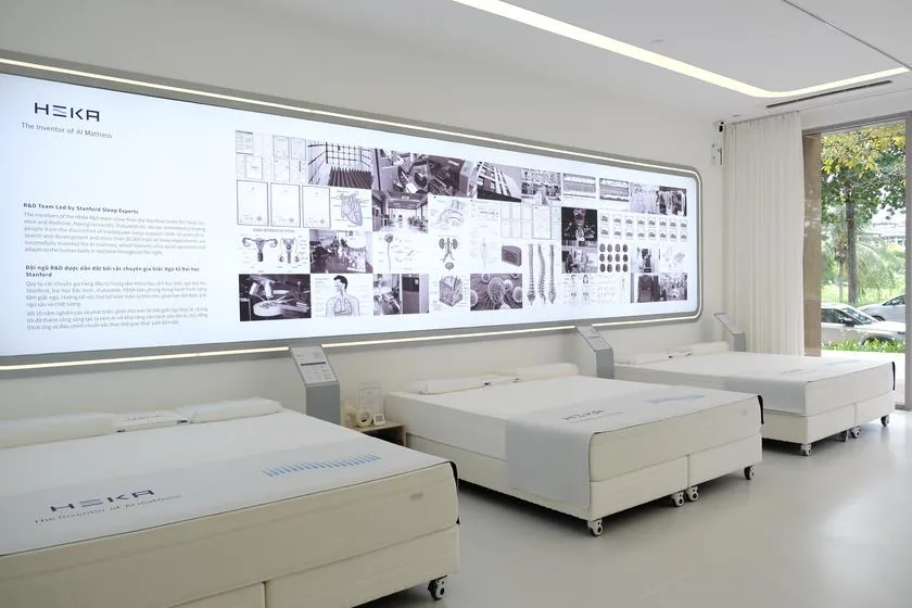 Khu trưng bày Nệm AI cạnh tường thông tin R&D tại HEKA Experience Center Sala